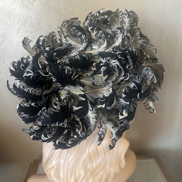 MASTERPIECE JACK MCCONNELL IVORY/BLACK CURLY FEATHER HAT + RHINESTONE BROOCH main image 8